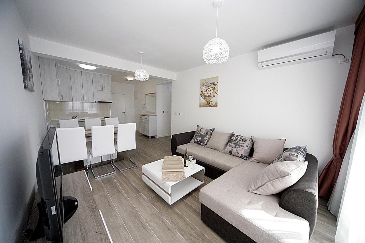 Sea Star Apartment Dobra Voda Buitenkant foto