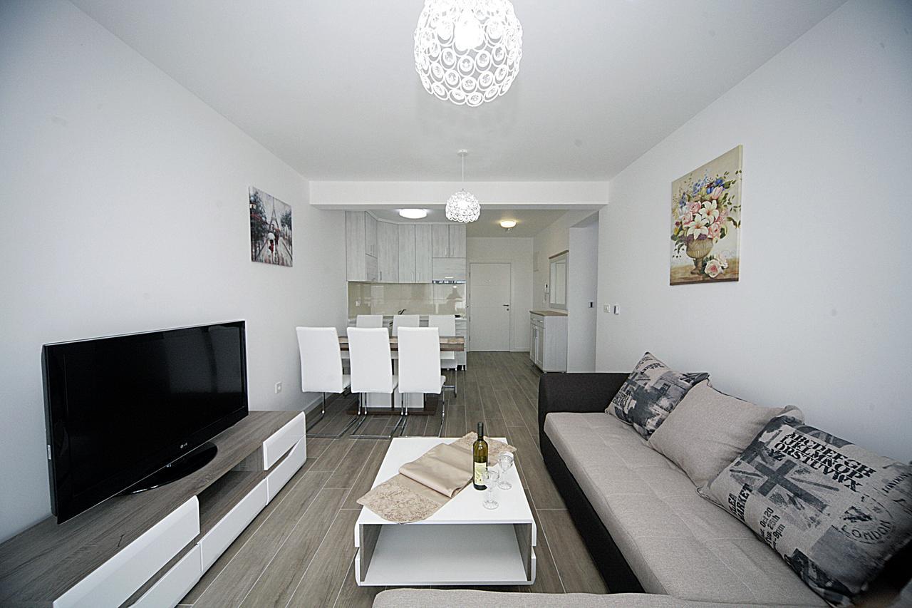 Sea Star Apartment Dobra Voda Buitenkant foto