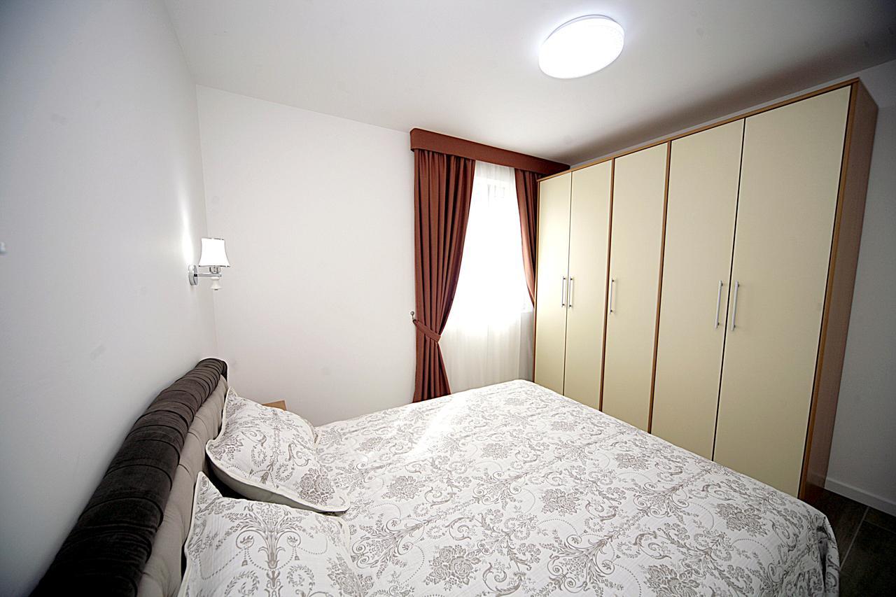 Sea Star Apartment Dobra Voda Buitenkant foto