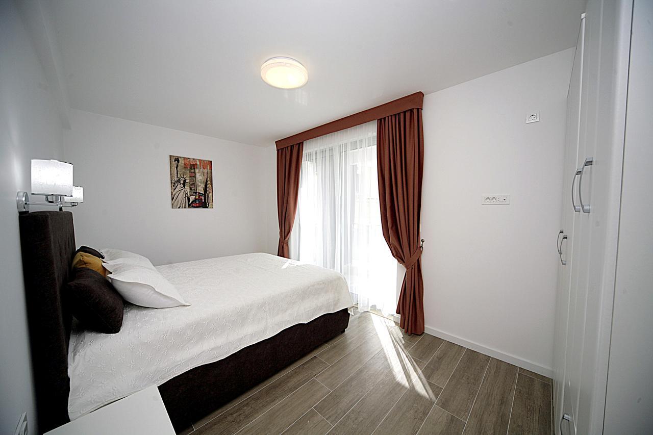 Sea Star Apartment Dobra Voda Buitenkant foto