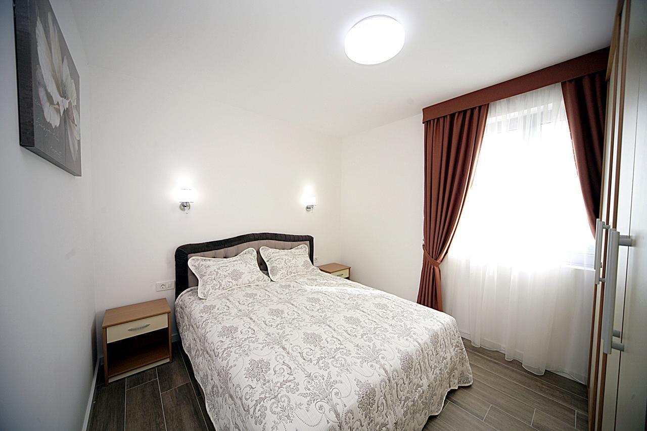 Sea Star Apartment Dobra Voda Buitenkant foto