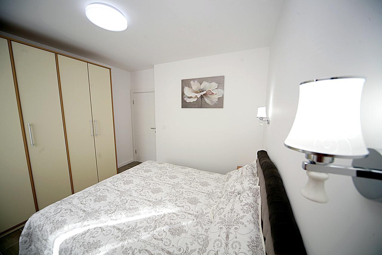 Sea Star Apartment Dobra Voda Buitenkant foto